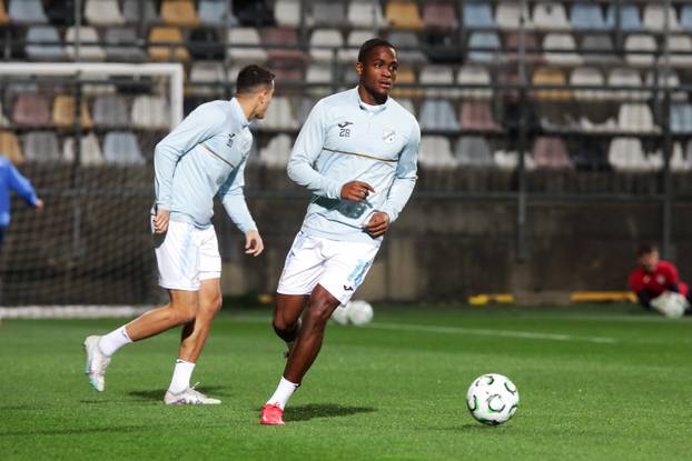 Zagrijavanje nogometaša uoči uzvratne utakmice Rijeke i Omonoije u doigravanju za osminu finala Konferencijske lige