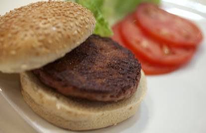 Probali su prvi umjetni burger: 'Nije loš, fali malo papra i soli'
