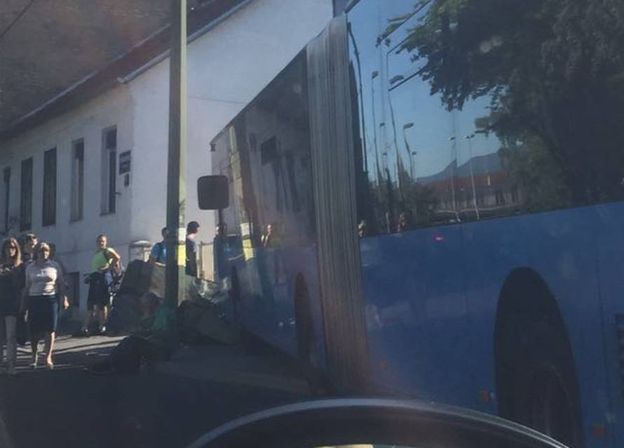 ZET-ov bus zabio se u ogradu: Četvero ljudi završilo u bolnici