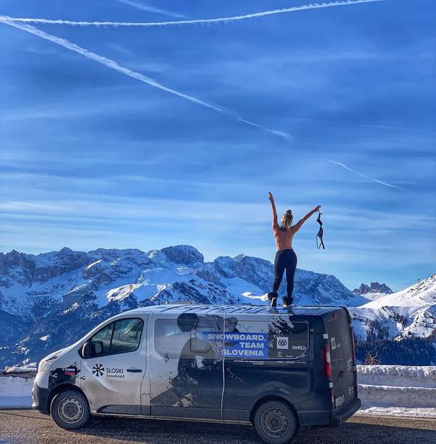 Kakšna punca! Snowboarderica iz Slovenije voli hrvatsko more i snijeg. Ali grudnjake baš i ne...