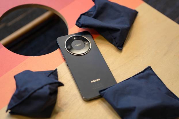 FOTO Bacali ga, udarali i ledili na Kranjskoj Gori: Stigla je nova izdržljiva Honor Magic 8 serija