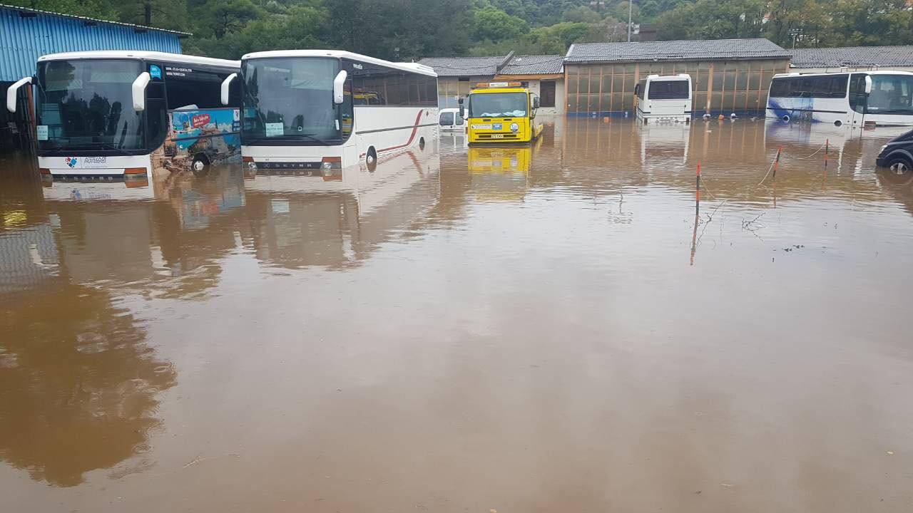 'Ovo se nikada nije dogodilo': Kiša poplavila aute i autobuse