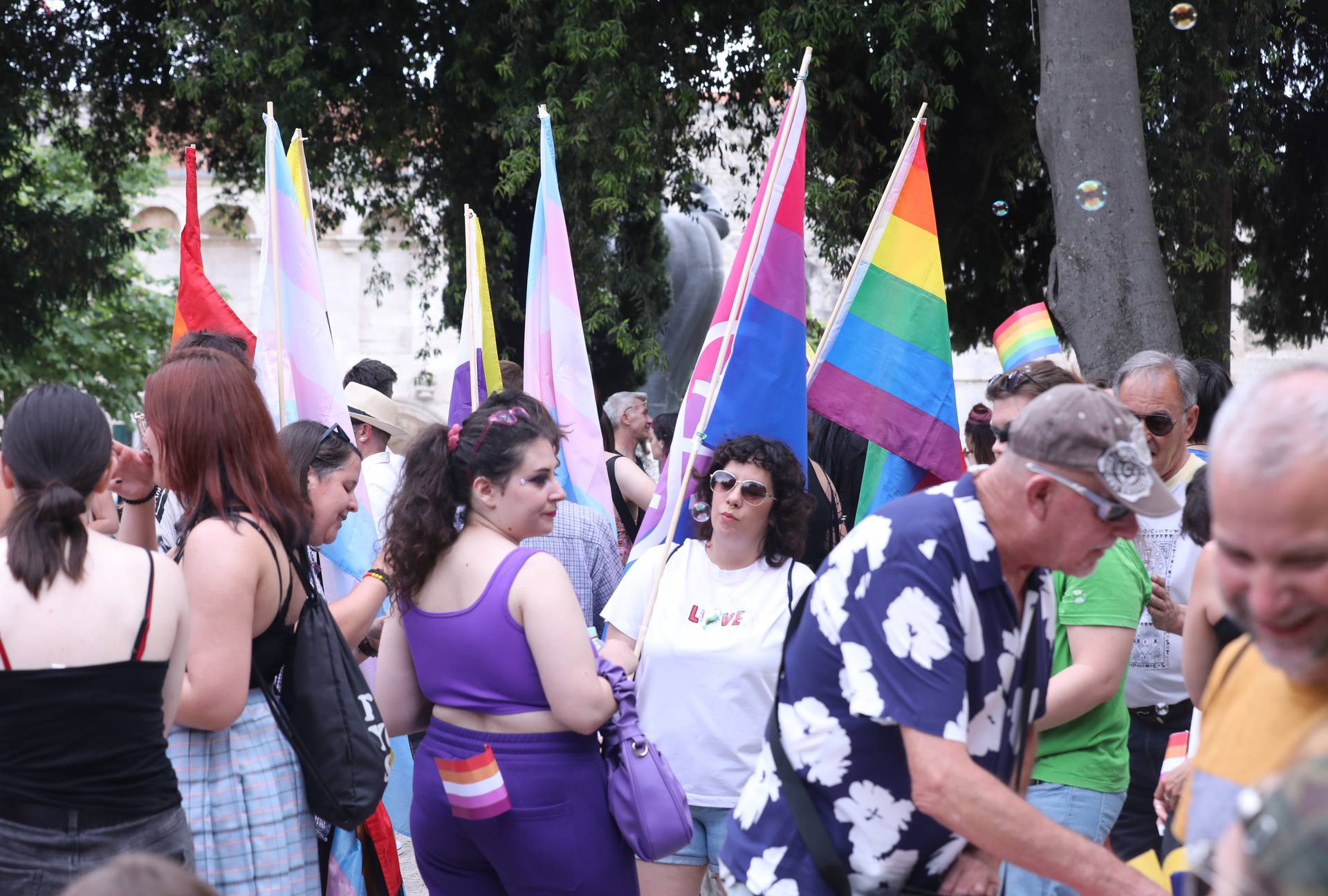 Split: Okupljanje sudionika i atmosfera prije početka ovogodišnjeg Split Pridea