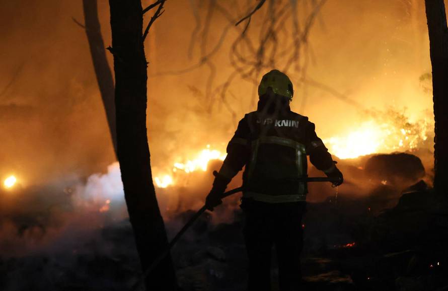 Brač: Još jedna neprospavana noć za gasitelje
