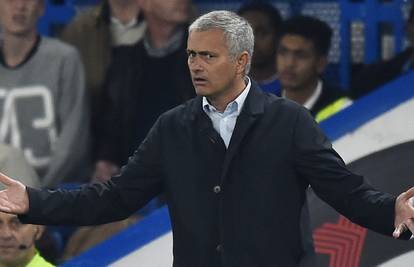 United u šoku: Jose Mourinho mijenja Nevillea u Valenciji?