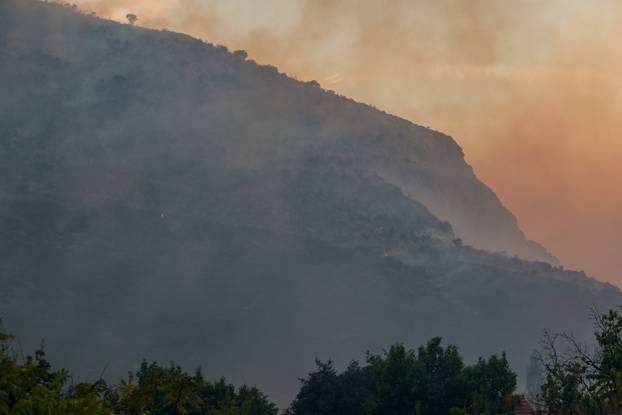 Žrnovnica: Vatra ušla u naselje