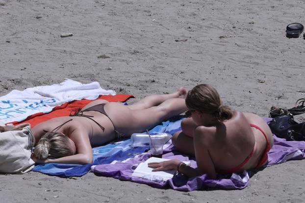 Split: Bačvice pune kupača uslijed toplog vremena