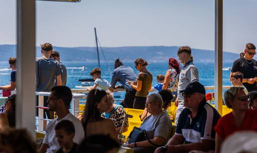 FOTO 'Zagu&zcaron;valo' se na trajektu do Supetra na Bra&ccaron;u: 'Pr&zcaron;i' 35 &deg;C, putnici love kadrove Splita