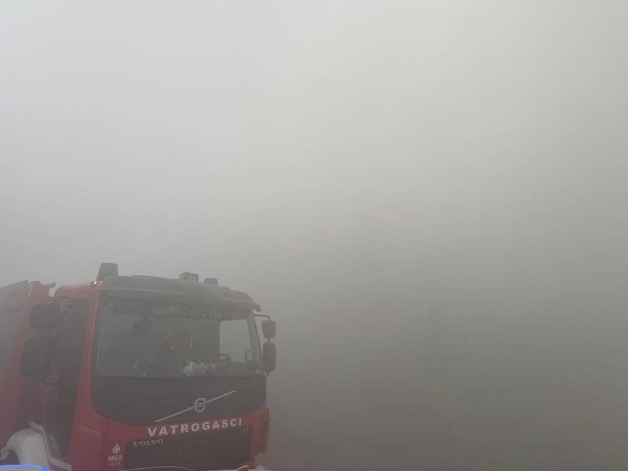 I dalje gori OPG kraj Vrbovca! 'Oprema se ledi, dim je strašan. Valjda ćemo do jutra uspjeti'