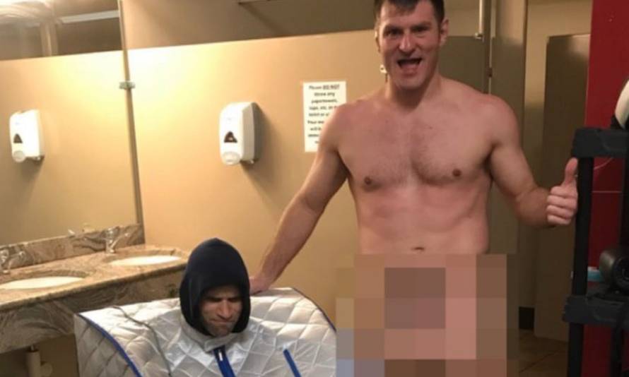 Miočić je potpuno gol pozirao s prijateljem koji se pario u sauni