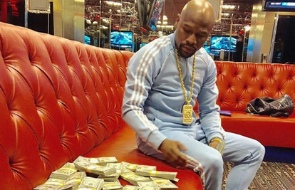 Mayweather opet "pozirao" pored ogromne svote novca...