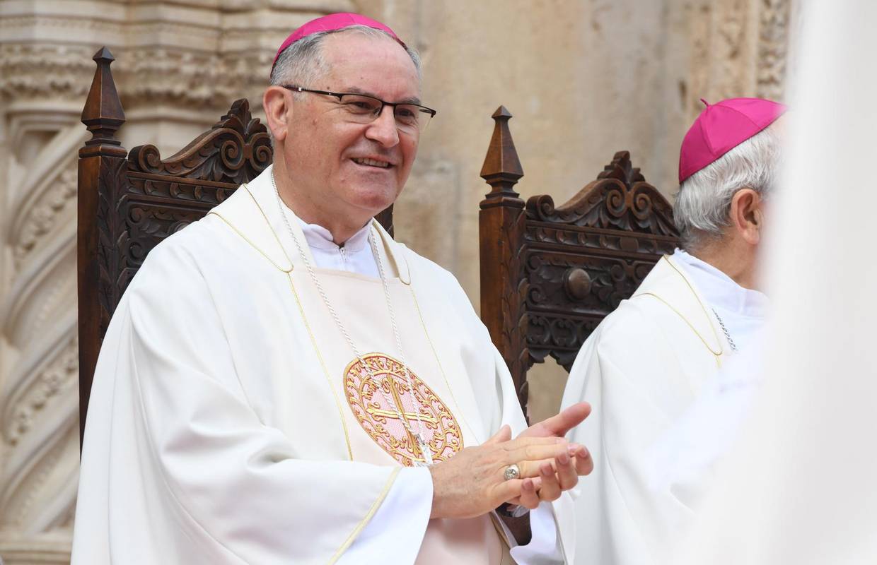 Mons. Ivan Štironja preuzeo je upravljanje Porečkom i Pulskom biskupijom: 'Budimo tješitelji'