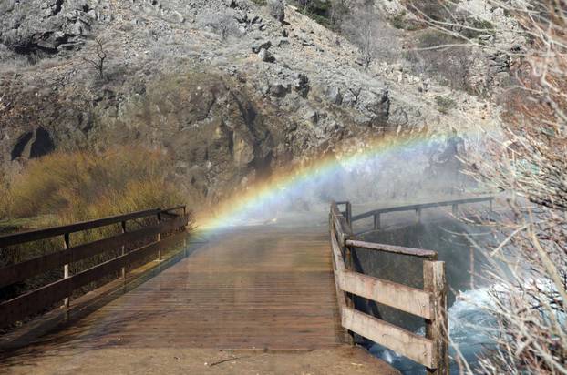 Knin: Slap Kr?i?, poznatiji kao Topoljski buk ili Veliki buk ukrašen dugom