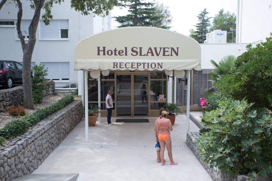 Pištoljem i šipkom su opelješili hotel u Selcu: Ukrali 20.000 kn