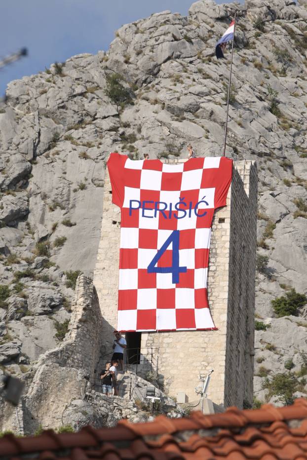 Omiš: Na tvrđavi Mirabela osvanuo divovski dres Ivana Perišića