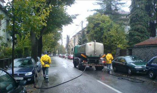 Dok kiša pada, Čistoća šmrkovima pere ulice