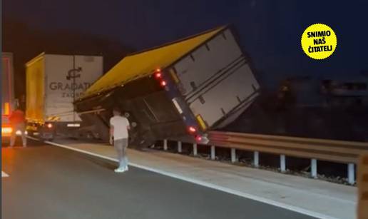 VIDEO 'Čovjeku je kod Sv. Roka vjetar prevrnuo prikolicu. Ljudi su je pokušali vratiti na cestu'