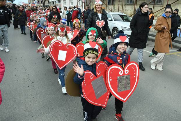 Sisak: Nekoliko stotina mališana iz dječjih vrtića i osnovnih škola sudjelovalo je na tradicionalnom Sisačkom fašniku