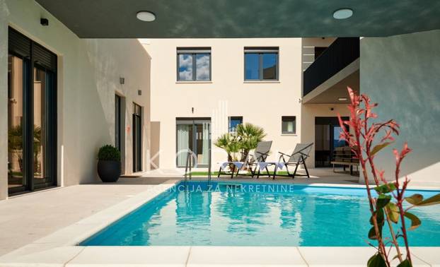 Luksuzna vila u Dugom Ratu stoji 1,4 mil. eura, ali pogled s terase vrijedi 'barem još toliko'
