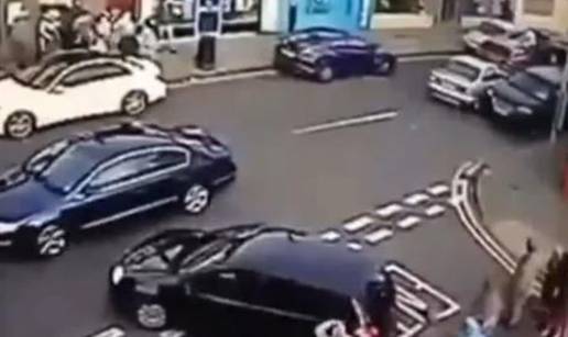Prignje&ccaron;ila ju tri automobila: Izvukla se s lak&scaron;im ozljedama