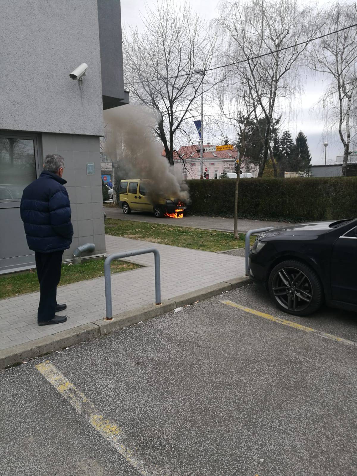 Automobil planuo na parkingu: Vlasnik sam počeo gasiti požar