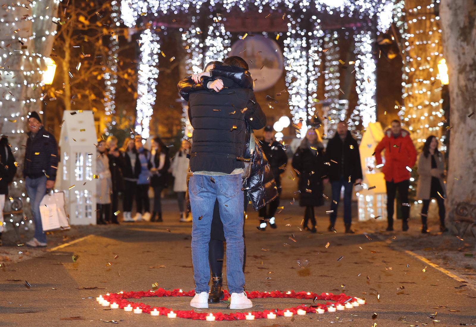 Romantična prosidba na zagrebačkom Adventu, uz latice i svijeće zaprosio djevojku na Zrinjevcu 