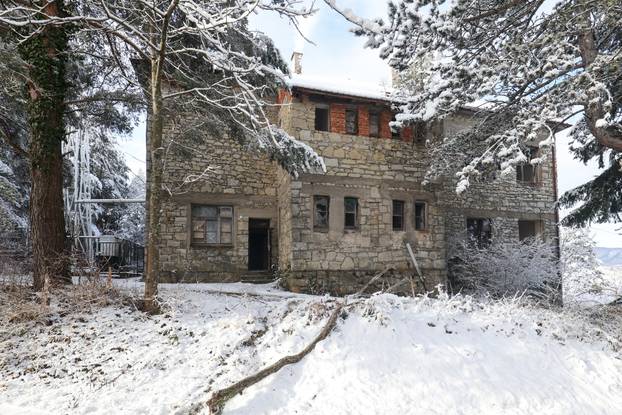 Škola u Željeznom Žumberačkom odavno se ne koristi, ali danas je otvorena zbog izbora