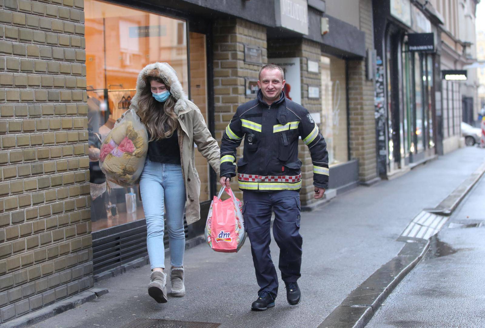 Uz sav posao, vatrogasac je pomogao i ženi oko vrećica...