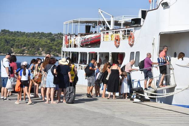 Šibenik: Spas od vru?ina mnogi su odlu?ili potražiti na otocima 