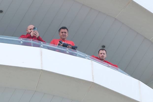 KATAR 2022 Hrvatski navijači po zadnji put razvukli najveću zastavu ispred hotela Vatrenih