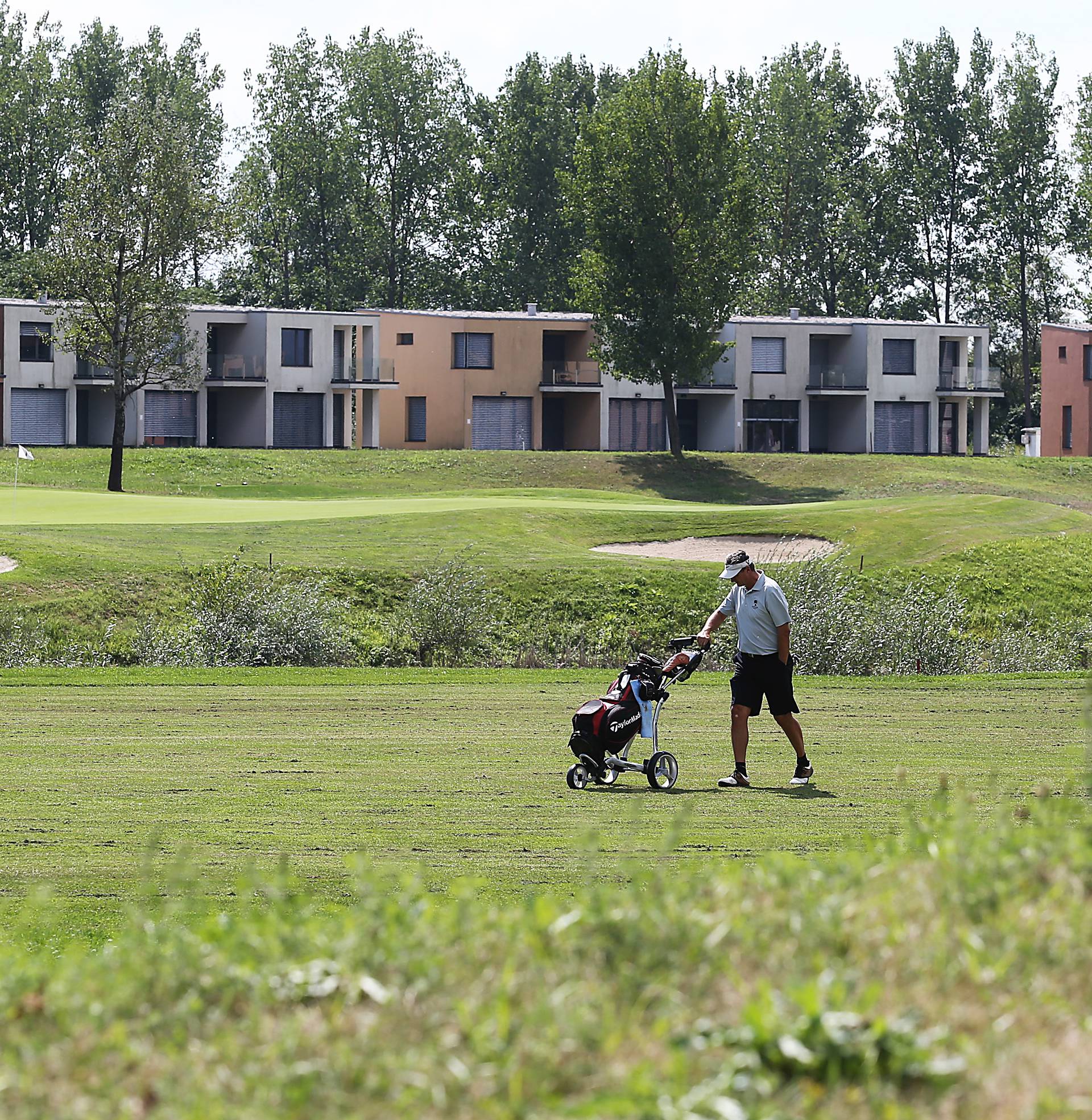 Zaglibili u blato: Luksuzni golf klub rasprodaje nekretnine...