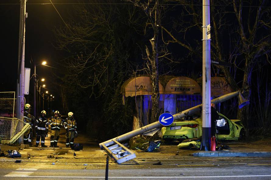 Zagreb: Prometna, BMW-om srusio semafor