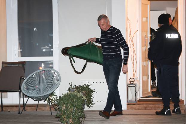 Zagreb: Iz kuće Andrije Mikulića za vrijeme pretresa policija iznosi razne predmete