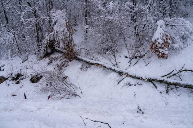 U Vrhovinama i Babinom Potoku palo je oko 50 do 80 cm snijega 