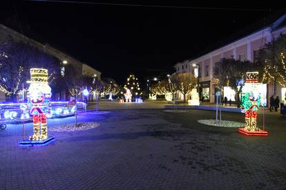 FOTO Božićna čarolija u centru Koprivnice: Pogledajte kako je grad zasjao u novom ruhu...