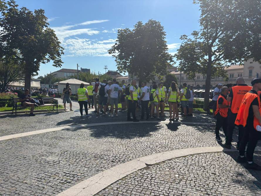 Ličani ispratili buseve koji voze u Zagreb na prosvjed bakljadom