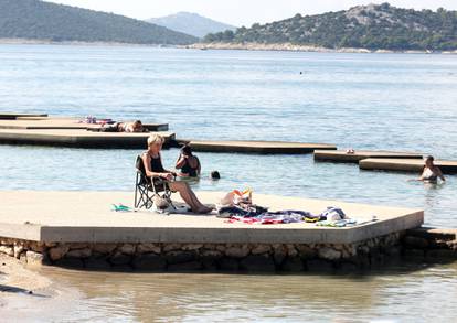 FOTO U Vodicama je jesen samo u kalendaru: Turisti na plažama upijaju sunce i uživaju u moru