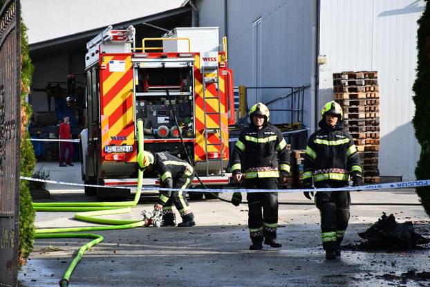 FOTO Izgorjeli skupocjeni auti kraj Požege: Viličarima ih iznosili da spriječe katastrofu