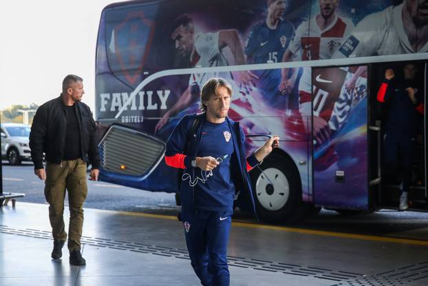 Zagreb: Odlazak hrvatske nogometne reprezentacije u Prag 