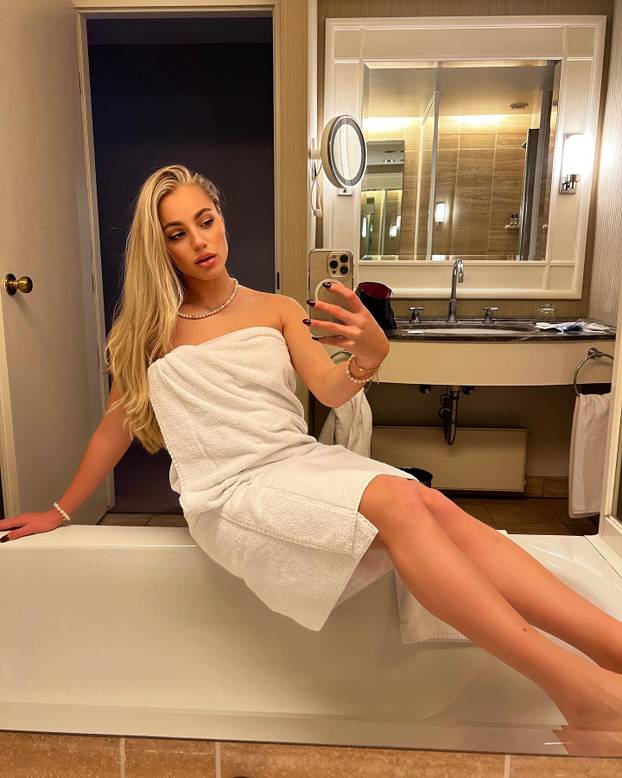 FOTO Kratka haljina i zavodljivi pogled. Ovako je najljepša nogometašica uplovila u 2026.