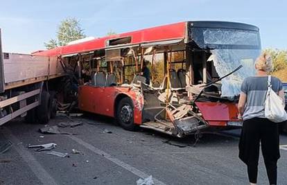 Teška nesreća u Srbiji: Kamion se zabio u bus. Jedan mrtav, ozlijeđeno je više od 20 ljudi!