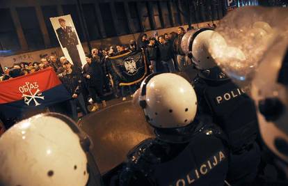 Srbija: 300 radikala zvalo Karadžića da spasi Kosovo