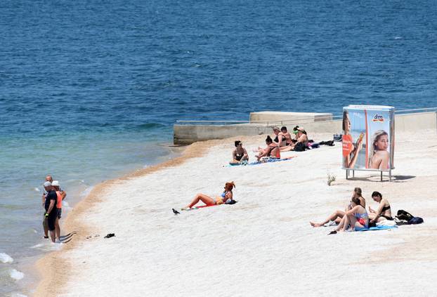 Na šibenskoj plaži Banj nekoliko osoba se sun?a