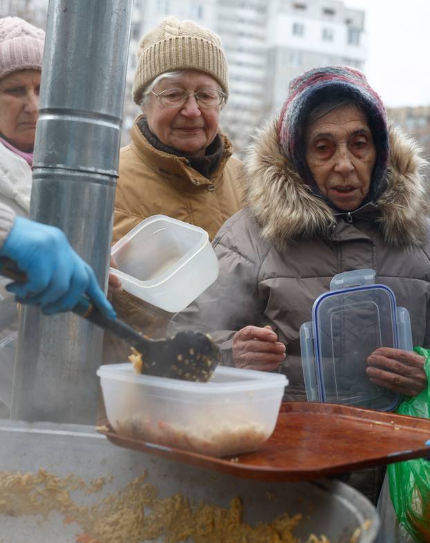 Residents cope with electricity, heating and water outages following Russian attacks on Ukraine's infrastructure in Kyiv