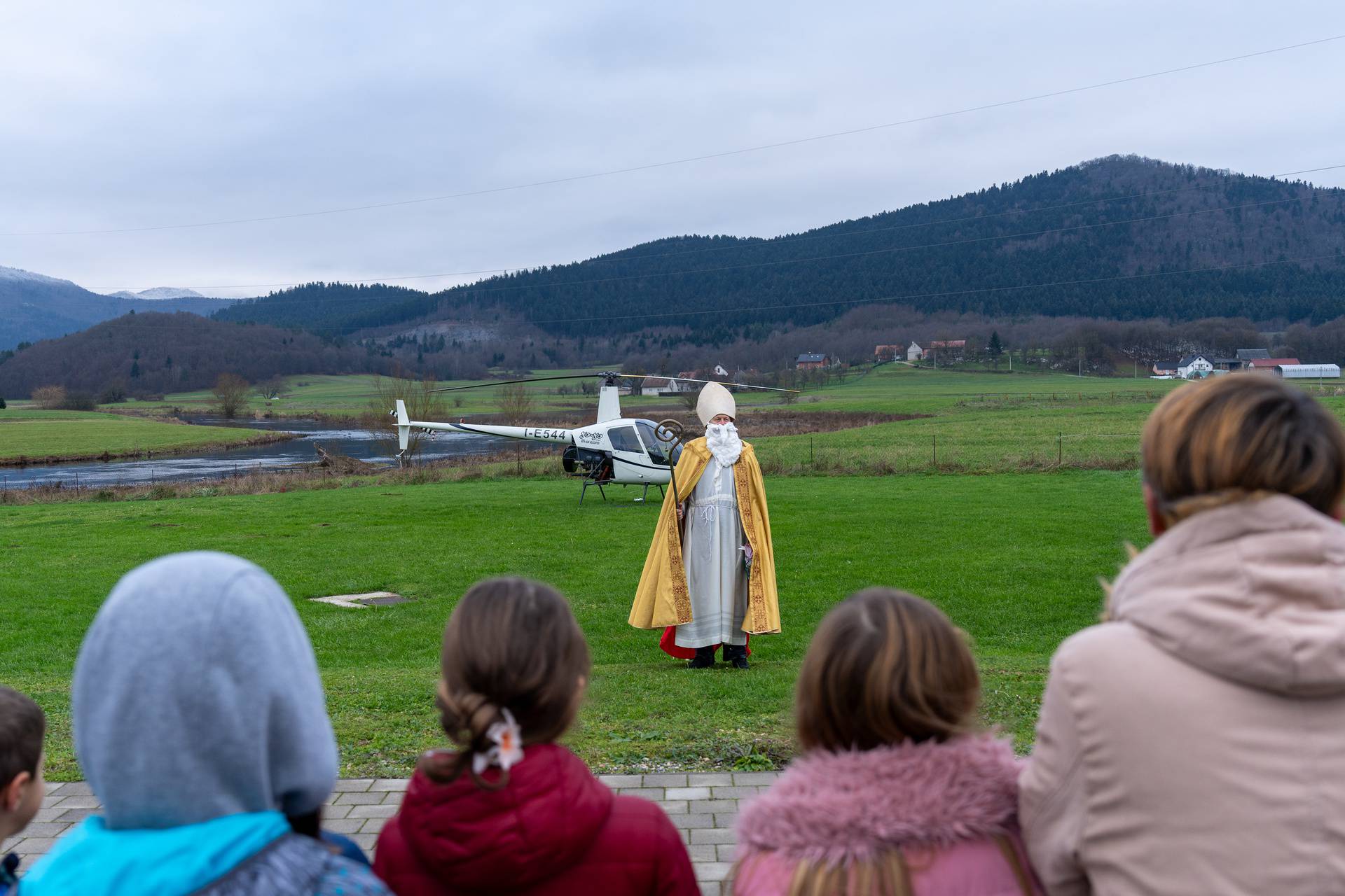 Otočac: Sveti Nikola sletio helikopterom te podijelio poklone štićenicima doma za starije i nemoćne Dujmović