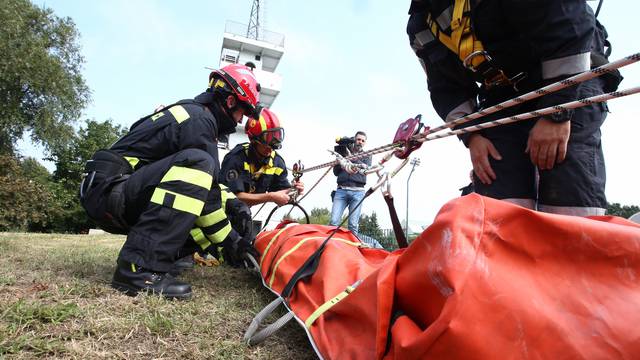 Spašavali iz smrskanog auta: Vatrogasci održali novu vježbu