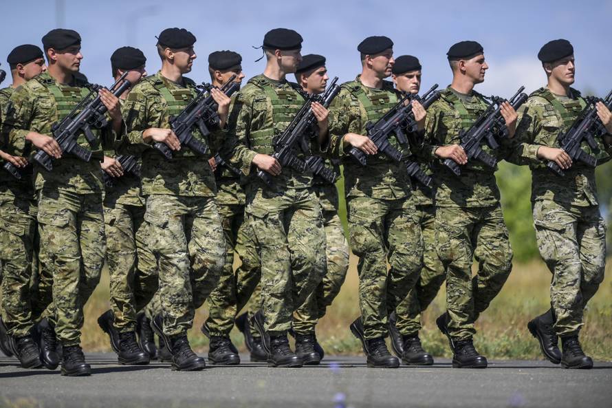 Velika Gorica: Uvježbavanje pješačkih postroja Hrvatske vojske za svečani vojni mimohod