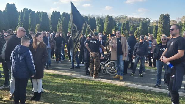 FOTO Posljednji ispraćaj heroja Vukovara Nicoliera:  Ljudi stižu iz cijele Hrvatske. Grad je pun...