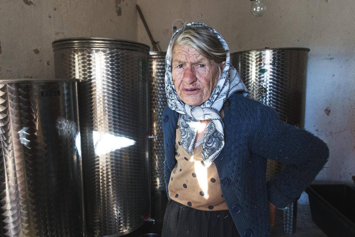 Baka Marija (86) na rubu suza: 'Dok sam čuvala ovce, iz konobe su mi ukrali 400 litara vina'