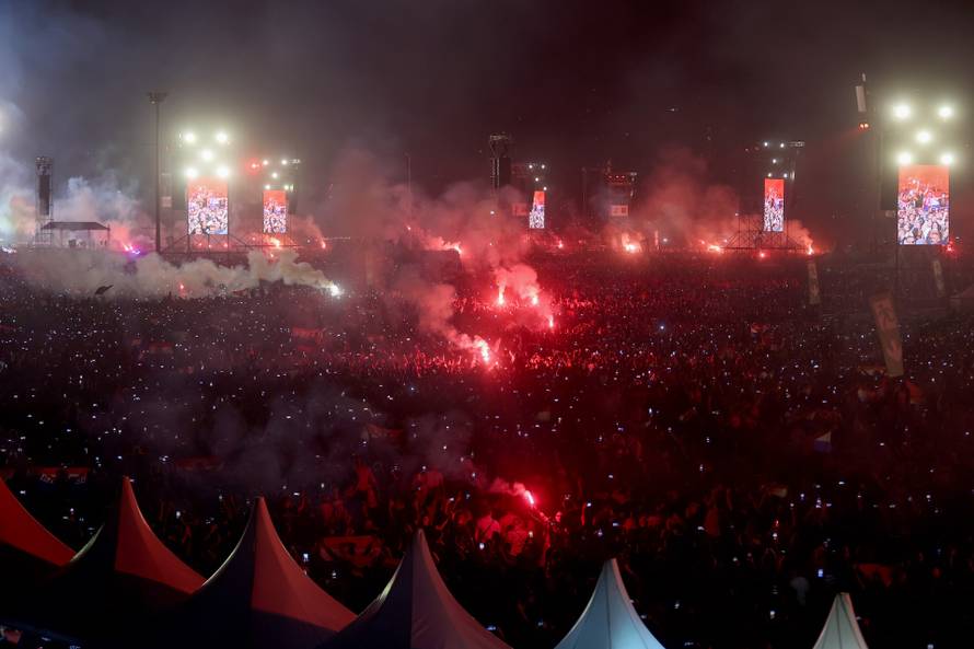 Zagreb: Euforija i bakljada na koncertu Marka Perkovića Thompsona